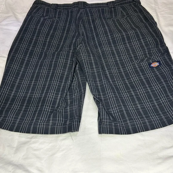 Dickie Shorts size:38 inseam: 13’ - Picture 4 of 6